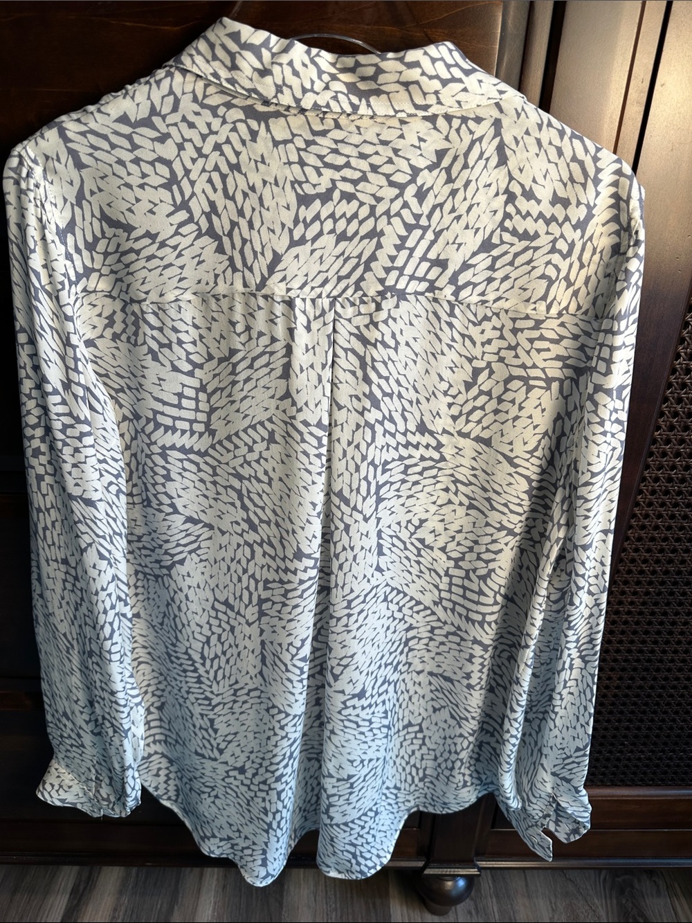 L’AGENCE Utility 100% Silk Shirt Gray & Cream Print SIZE MEDIUM EUC LIKE NEW - Picture 3 of 4